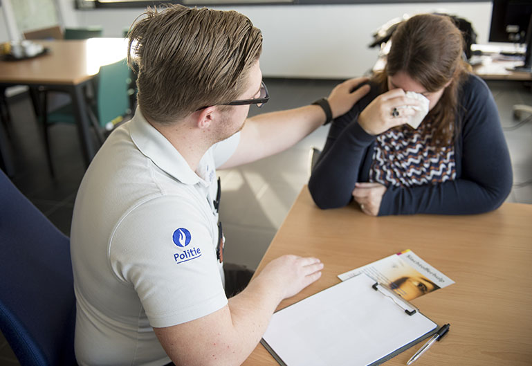 Wat Moet U Doen Als Je Slachtoffer Bent Van Een Misdrijf? | Lokale ...